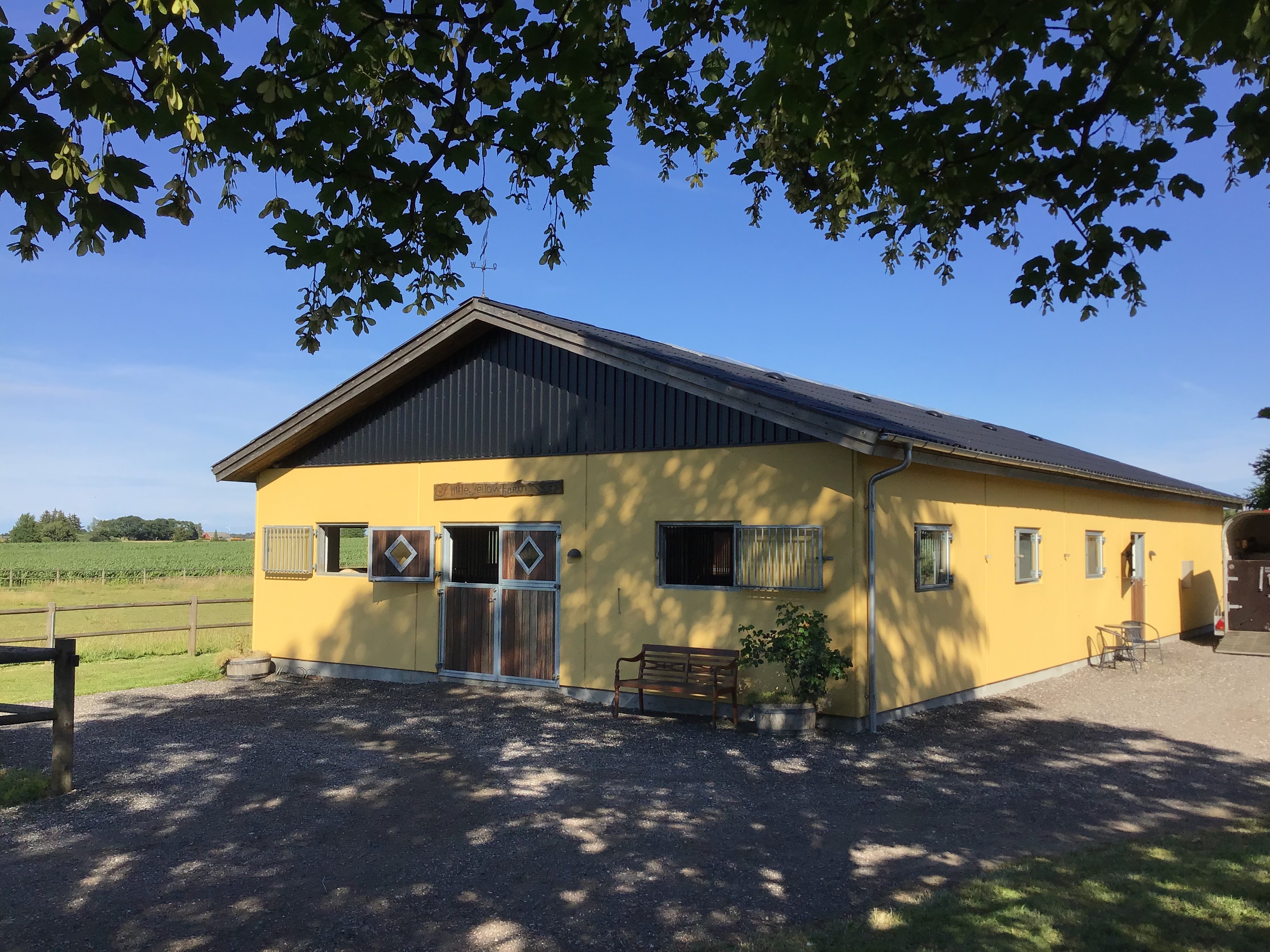 Stald, fold, trailer og ridebane