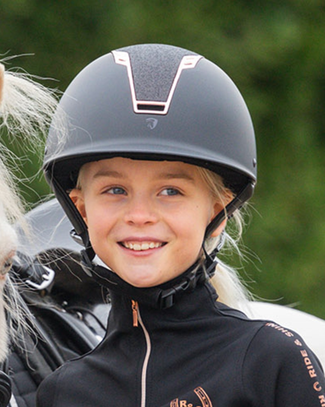 Hjelme, piske og strigletasker