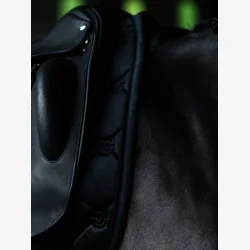 Equestrian Stockholm Dressur Sadelunderlag - Velvet - Sort